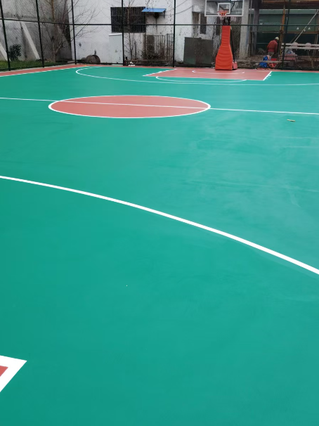 尼玛 球场长期使用易出现地面开裂